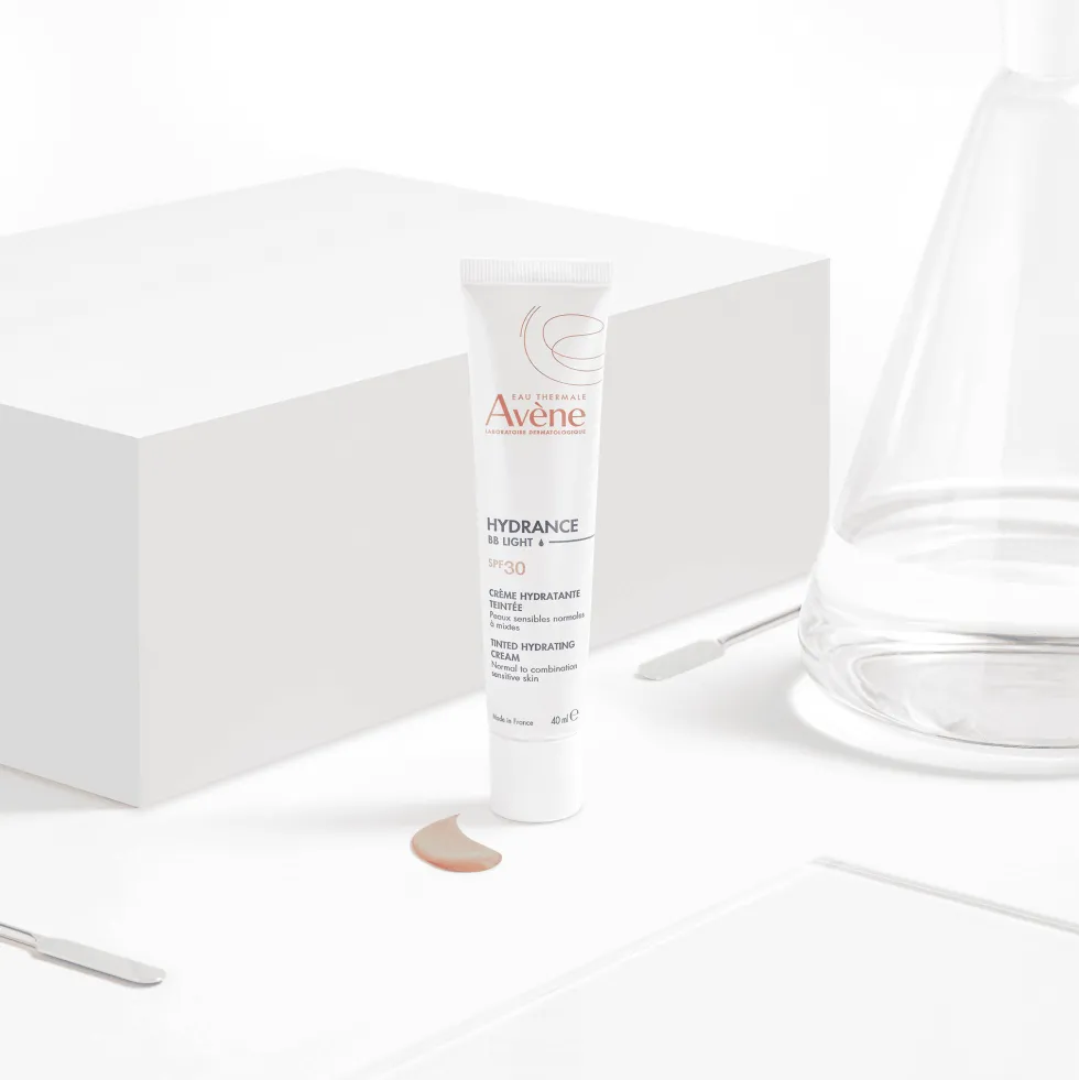 Eau Thermale Avène Hydrance BB Light Crema Idratante Colorata Perfezionatrice SPF30 Uniforma e Idrata Effetto Glow Pelle Sensibile Disidratata, 40ml