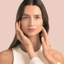 Eau Thermale Avène Hydrance BB Light Crema Idratante Colorata Perfezionatrice SPF30 Uniforma e Idrata Effetto Glow Pelle Sensibile Disidratata, 40ml