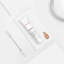 Eau Thermale Avène Hydrance BB Ricca Crema Idratante Colorata Perfezionatrice SPF30 Uniforma e Idrata Effetto Glow Pelle Secca e Molto Secca, 40ml