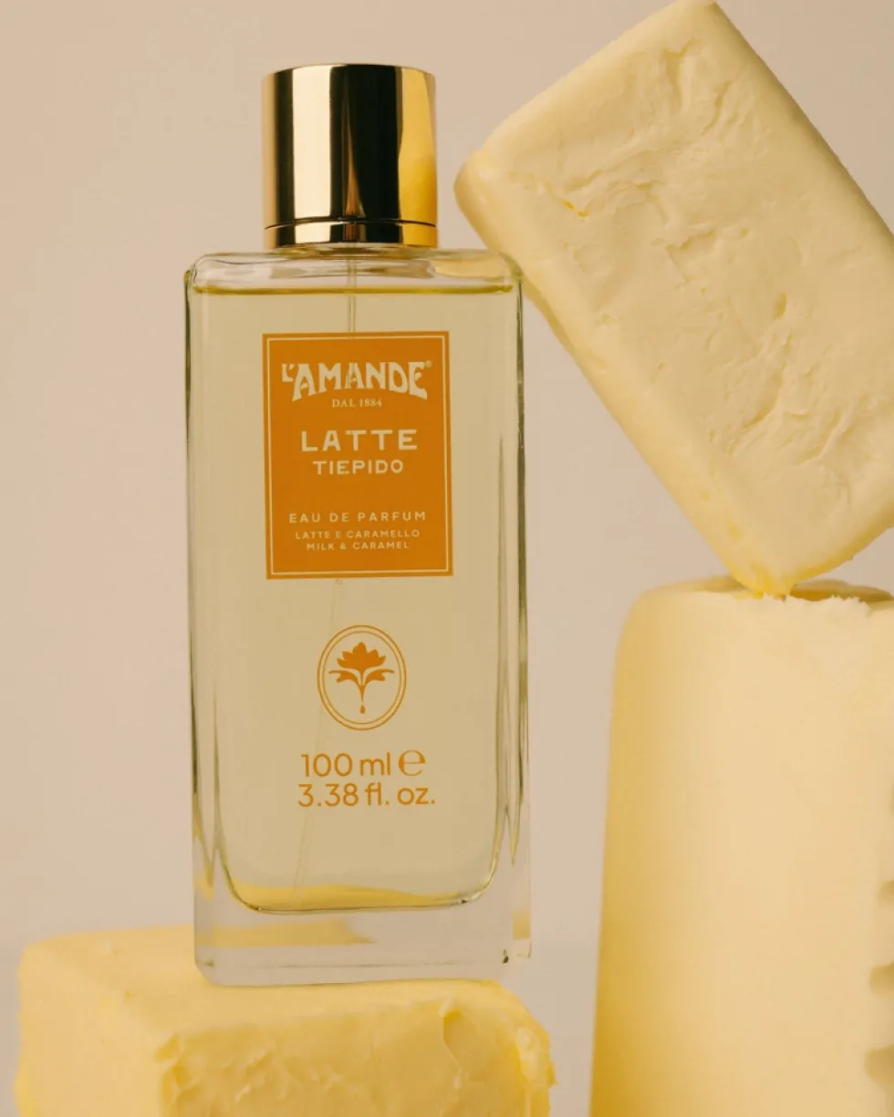 L'Amande Latte Tiepido Eau de parfum al latte e caramello dalle note dolci e avvolgenti, 100 ml